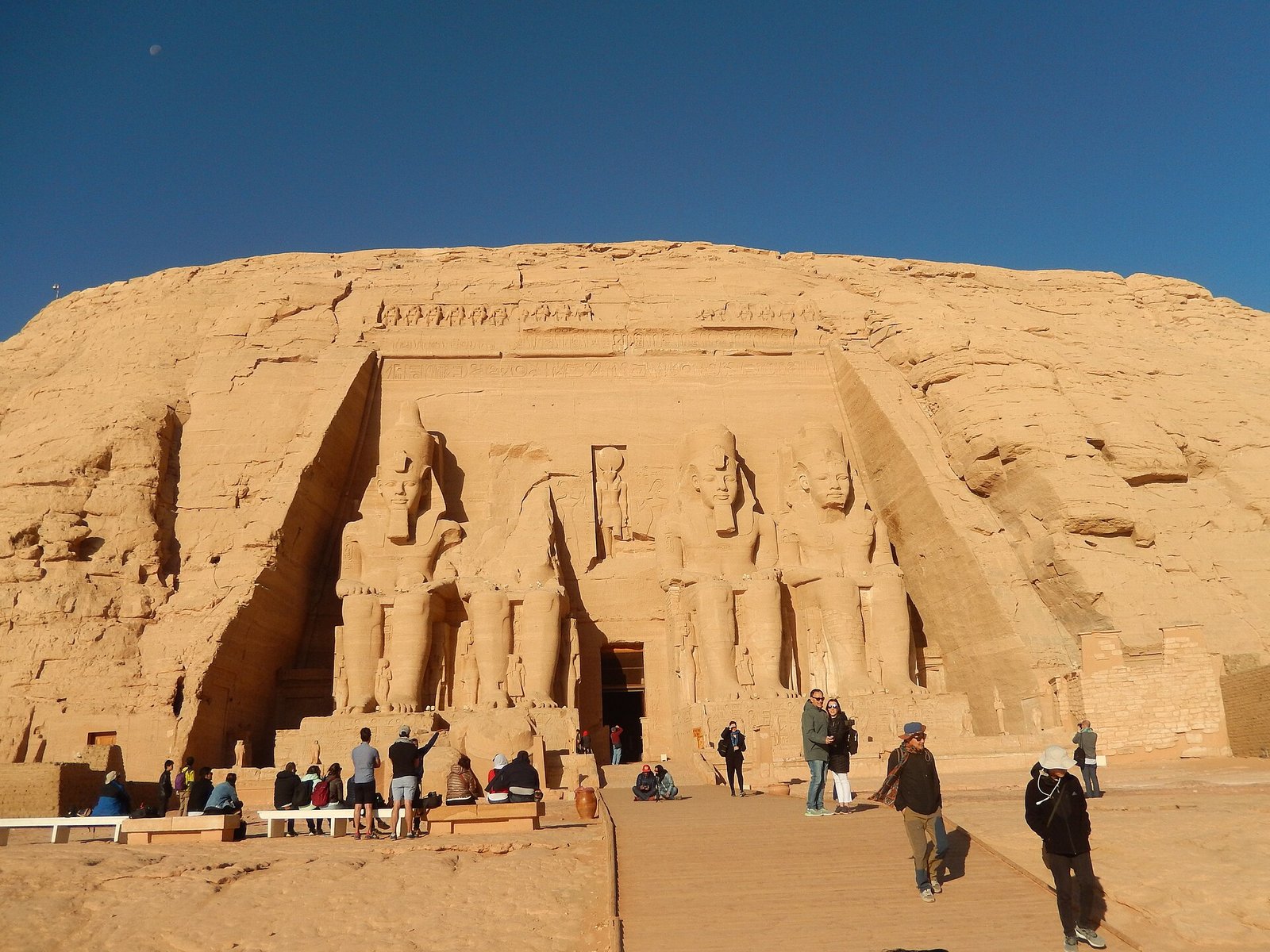 I colossi di Ramses II sulla facciata del Grande Tempio di Abu Simbel
