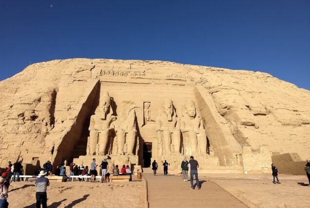 I templi di Abu Simbel affacciati sul Lago Nasser