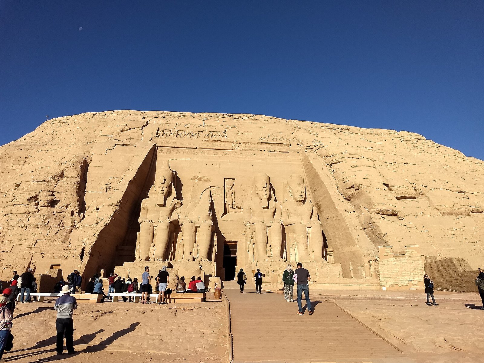 I templi di Abu Simbel affacciati sul Lago Nasser