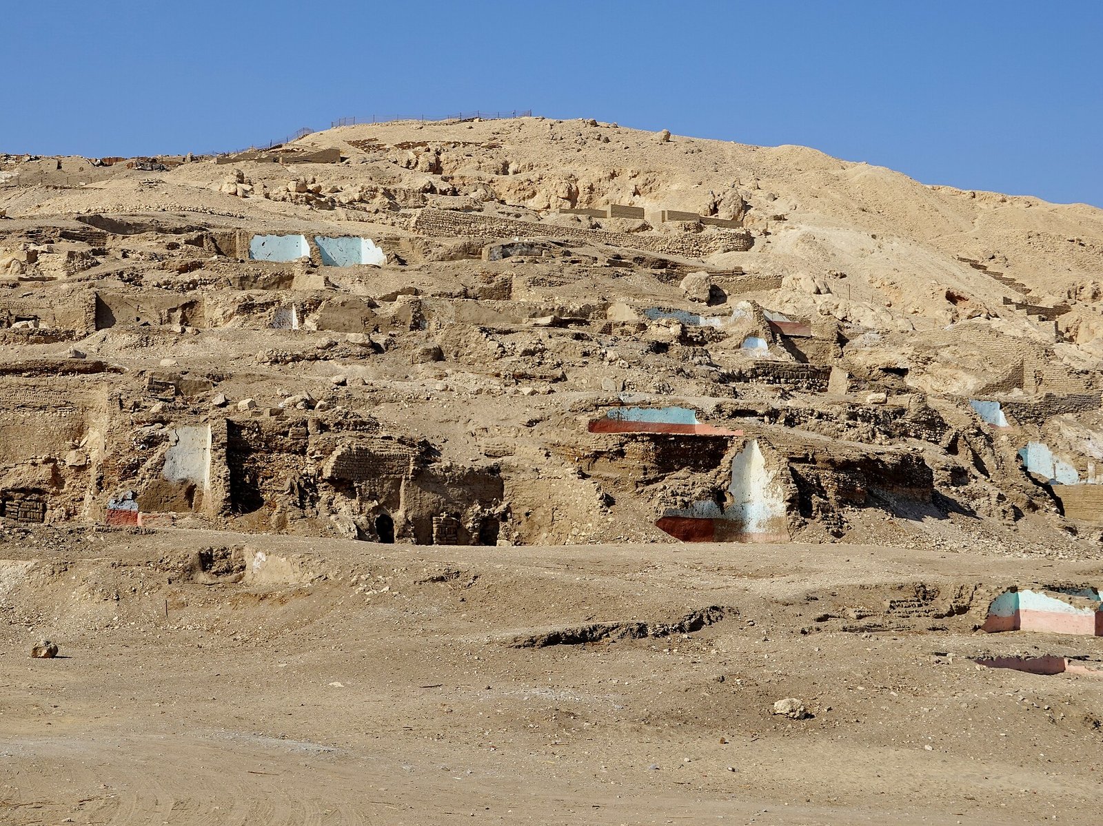 Le tombe dei nobili scavate nella collina di Sheikh Abd el-Qurna, riva ovest di Luxor