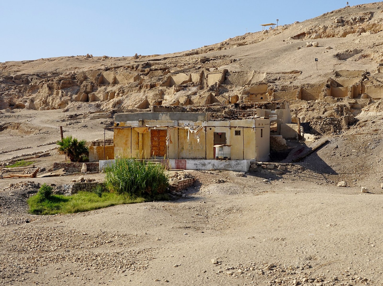 La collina desertica di Qurna che custodisce le tombe dei nobili, sulla riva ovest di Luxor