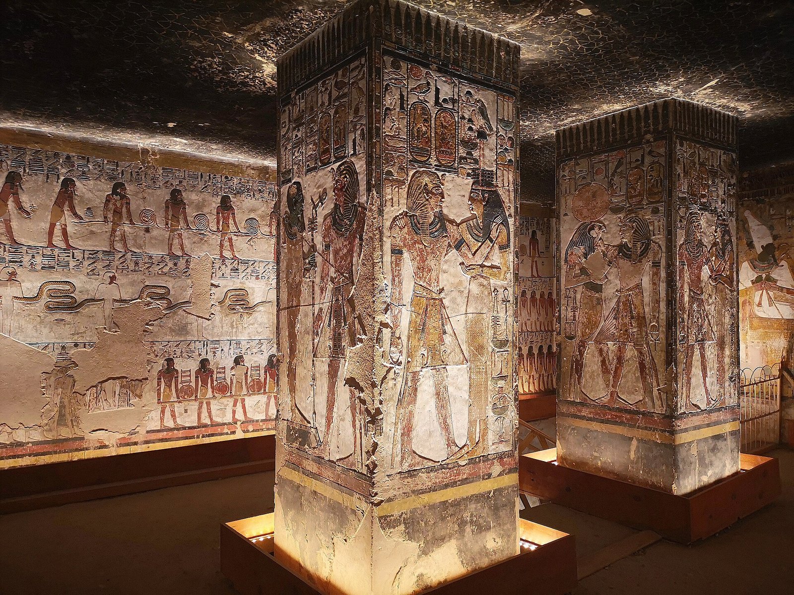 I rilievi dipinti sulle pareti di una tomba reale a Luxor