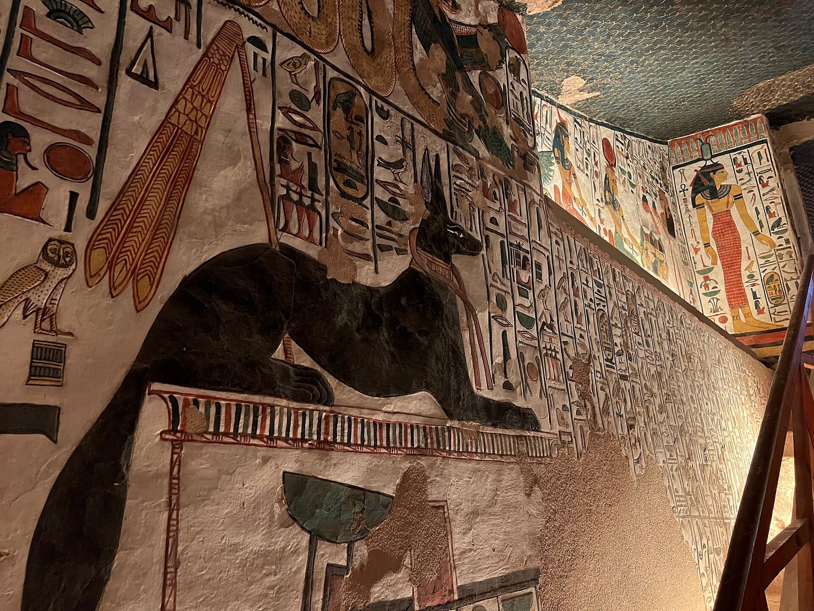 I colori vividi degli affreschi della tomba di Nefertari