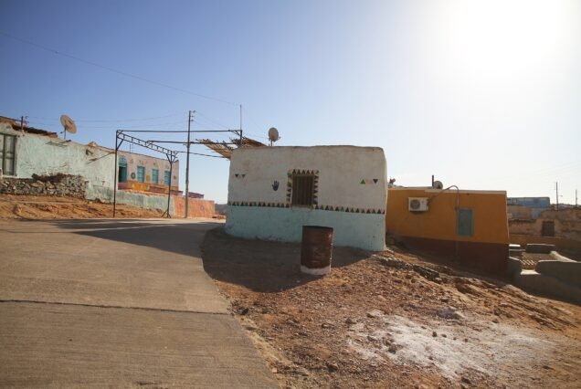 Le vie di un villaggio nubiano sull'isola di Heisa