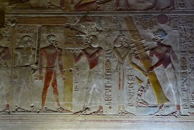 I rilievi dipinti con figure di divinita nel tempio di Seti I ad Abydos