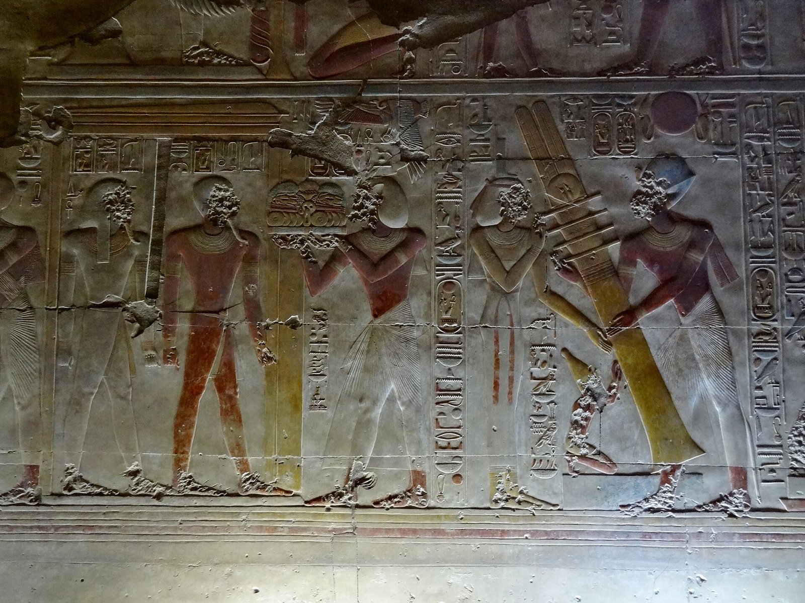 I rilievi dipinti con figure di divinita nel tempio di Seti I ad Abydos