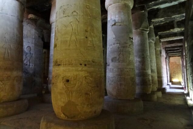 La sala ipostila del tempio di Seti I ad Abydos con le colonne scolpite
