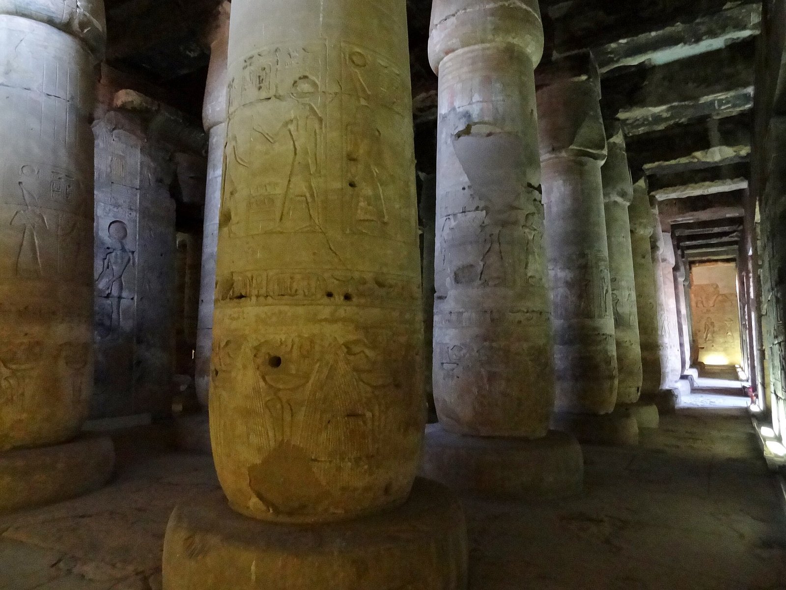 La sala ipostila del tempio di Seti I ad Abydos con le colonne scolpite