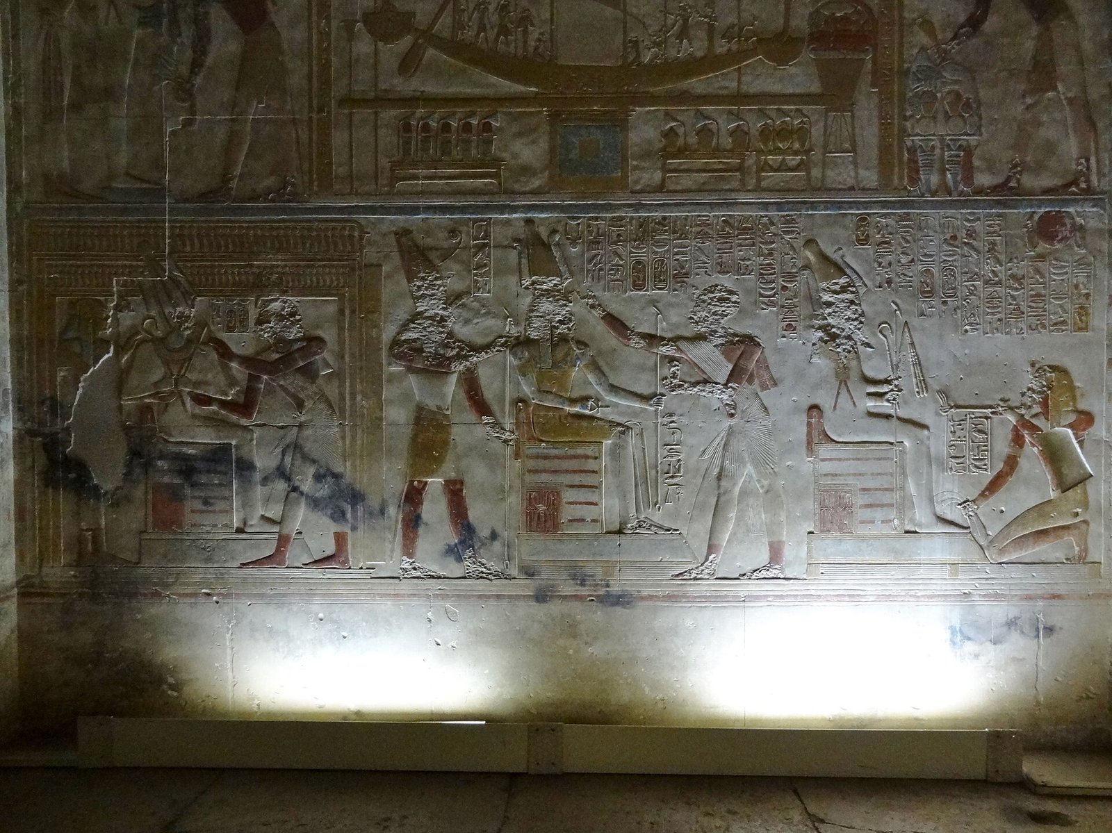 I bassorilievi policromi delle cappelle del tempio di Abydos