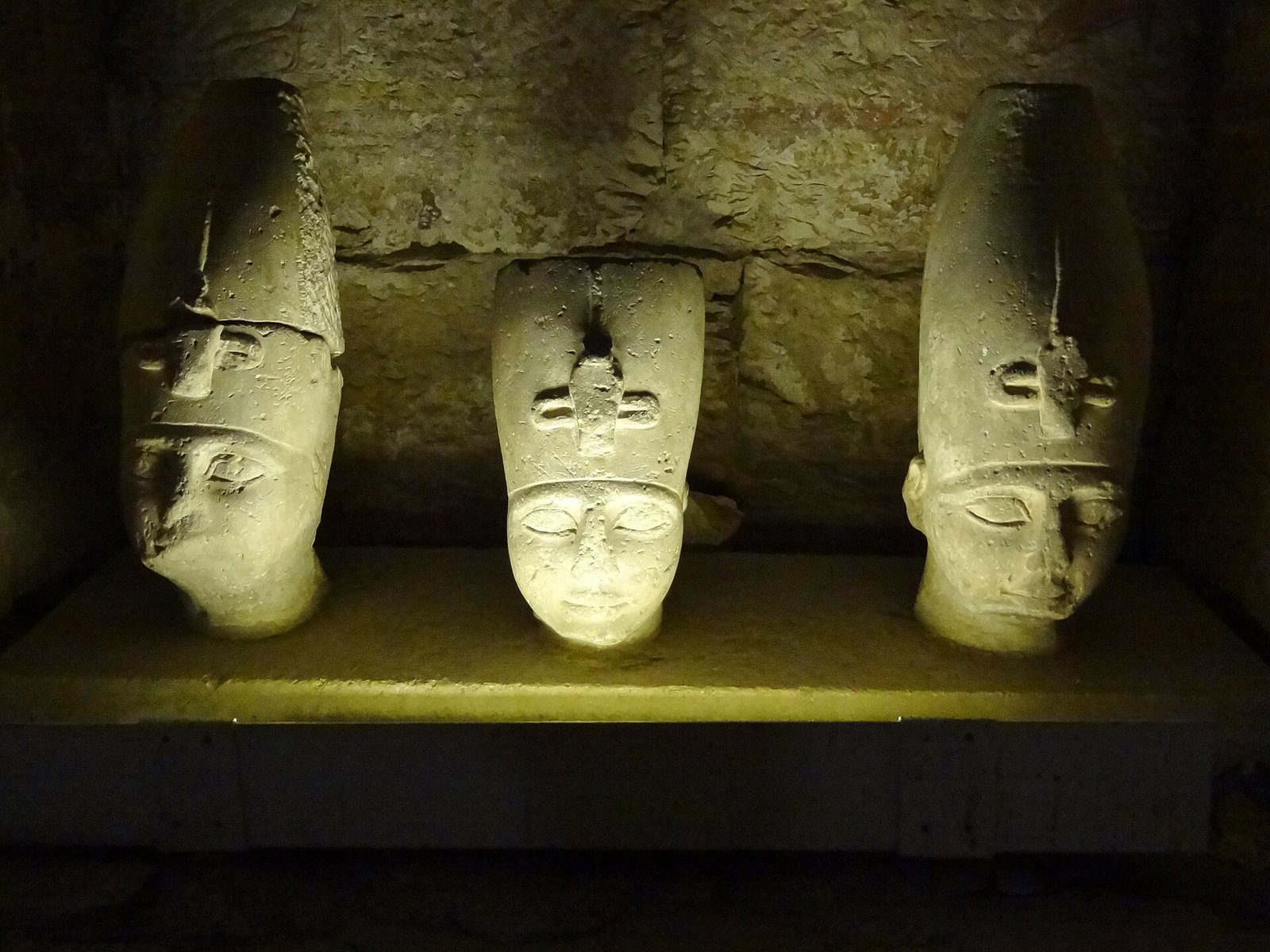 I corridoi ipostili con le colonne del tempio di Seti I ad Abydos