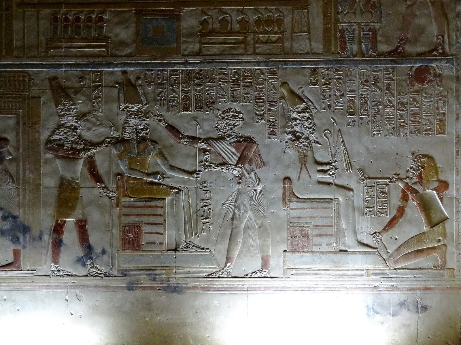 I colori conservati dei rilievi sacri del tempio di Abydos