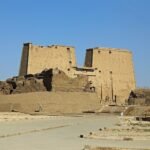 Il grande pilone d'ingresso del tempio di Edfu