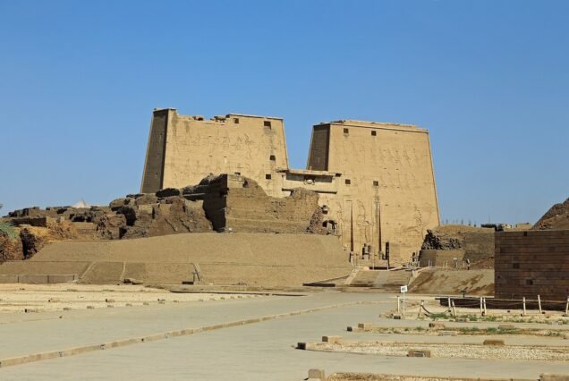 Il grande pilone d'ingresso del tempio di Edfu