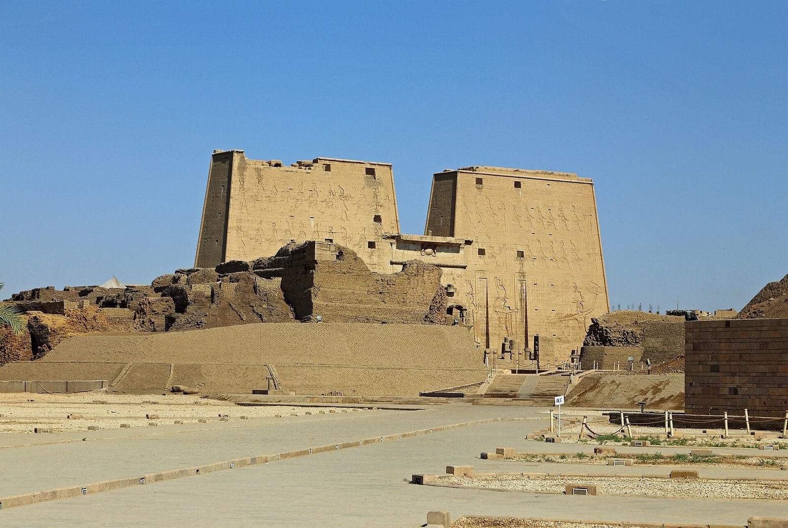 Il grande pilone d'ingresso del tempio di Edfu