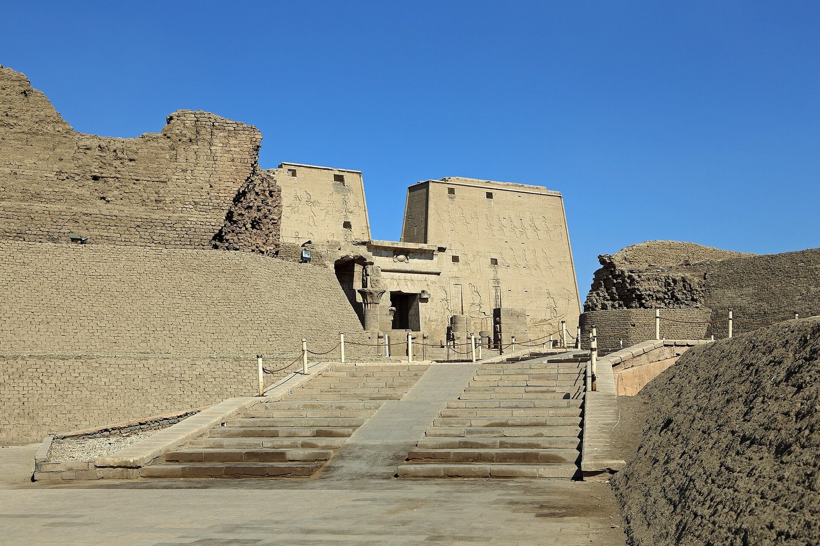 La statua del dio falco Horus all'ingresso del tempio di Edfu