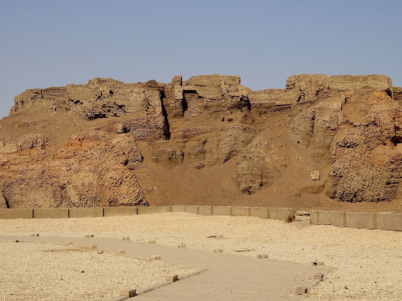 Il cortile colonnato del tempio di Edfu