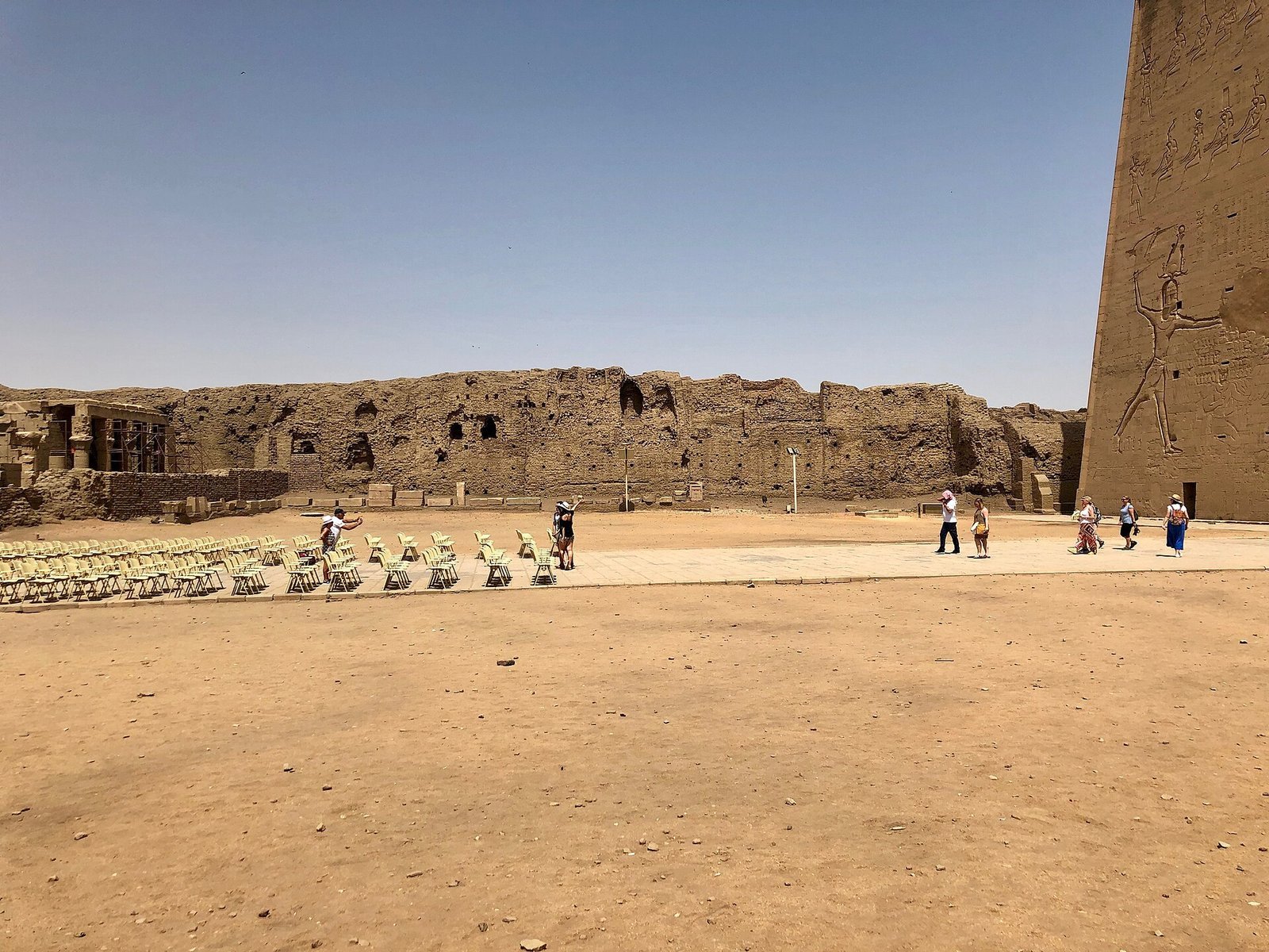 I rilievi che narrano il mito di Horus sulle pareti di Edfu