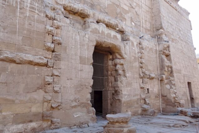 Il tempio di Khnum a Esna incassato nel cuore della citta