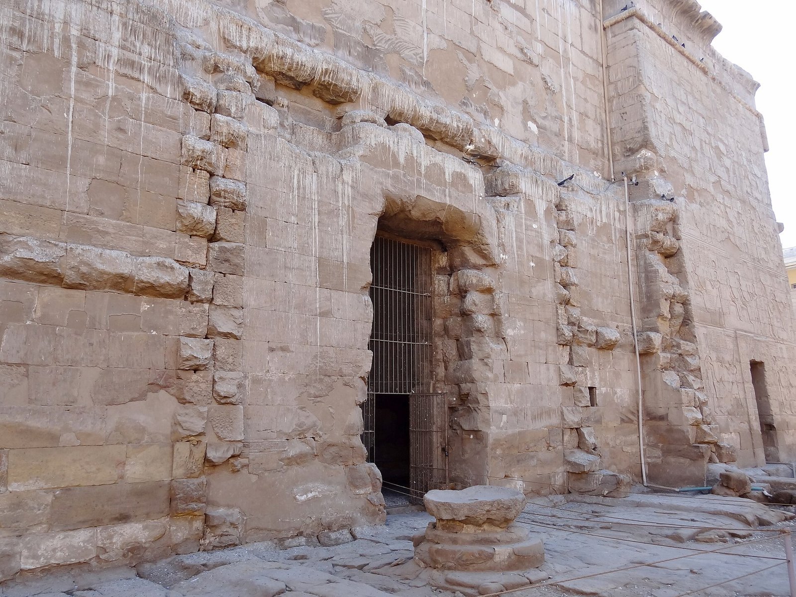 Il tempio di Khnum a Esna incassato nel cuore della città