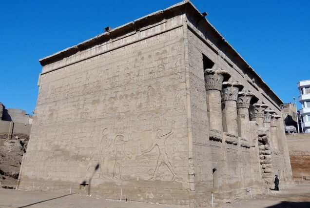 La sala ipostila del tempio di Esna con le sue colonne