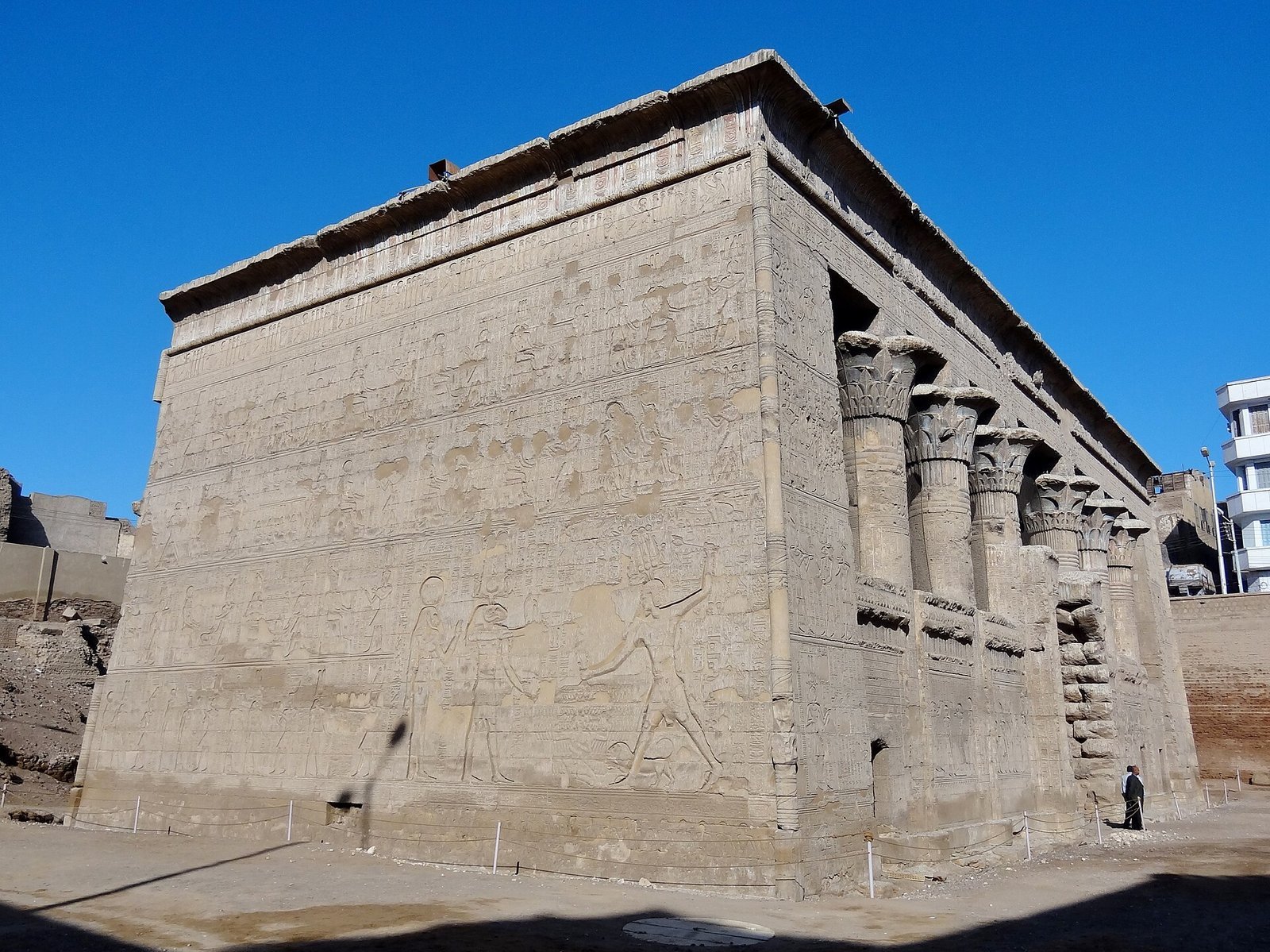 La sala ipostila del tempio di Esna con le sue colonne