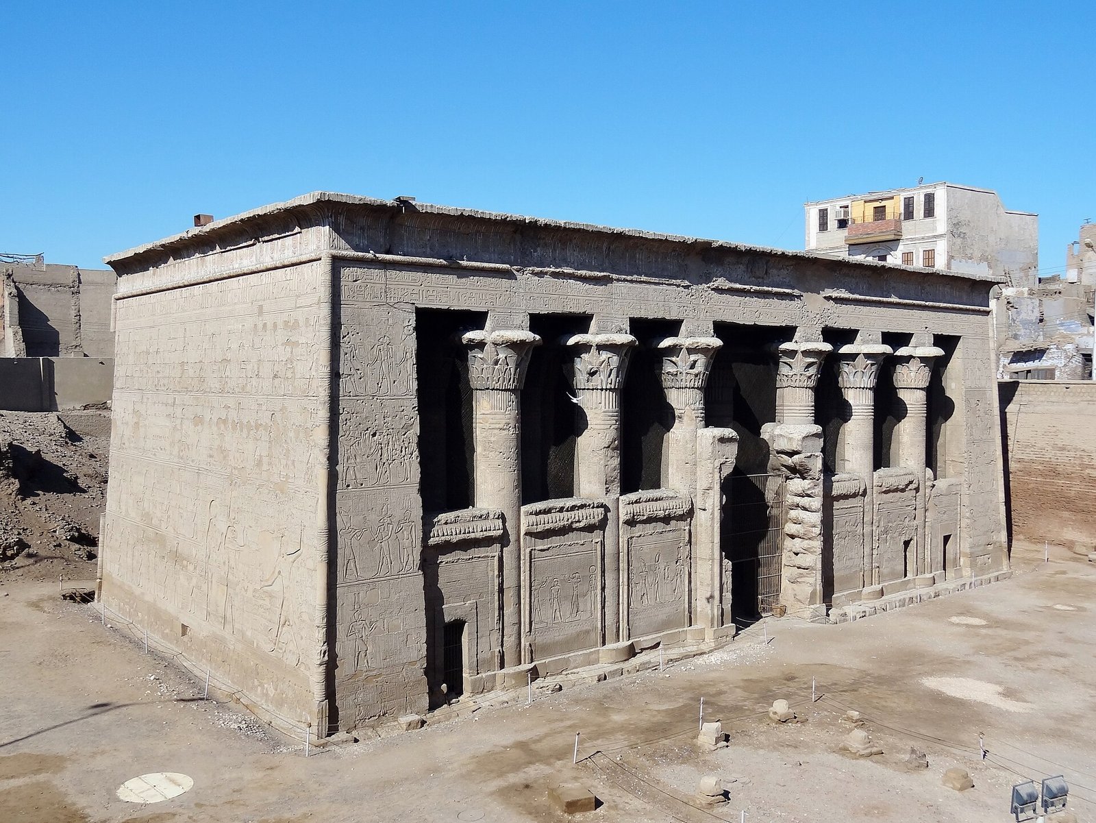 I rilievi e i geroglifici sulle pareti del tempio di Esna