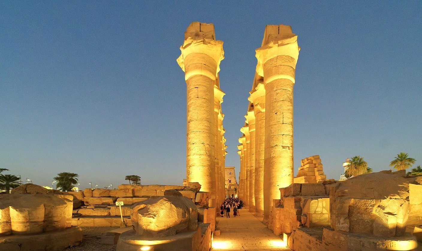 Il colonnato di Amenhotep III nel tempio di Luxor illuminato all'ora blu, con le due file di colonne che incorniciano il viale