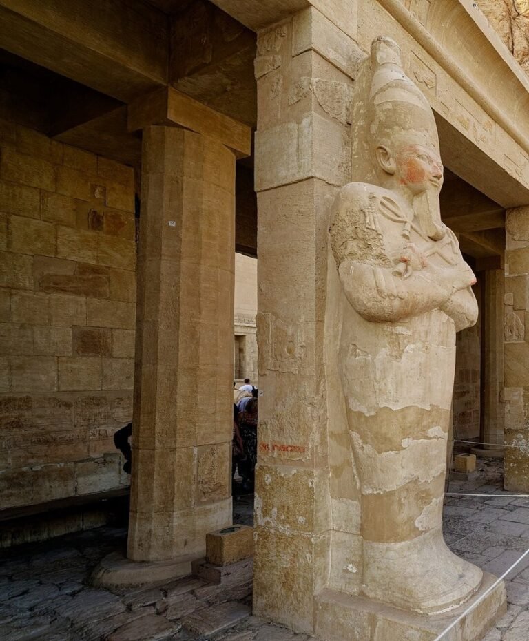 Come si guarda una statua egizia: due domande bastano