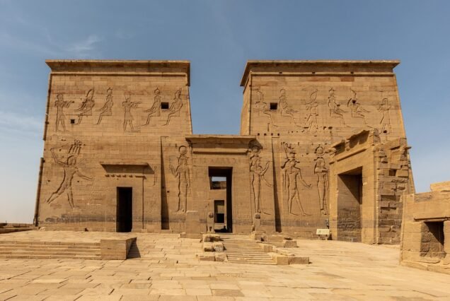 Il primo pilone del tempio di Philae visto di fronte, con le grandi figure scolpite su entrambe le torri