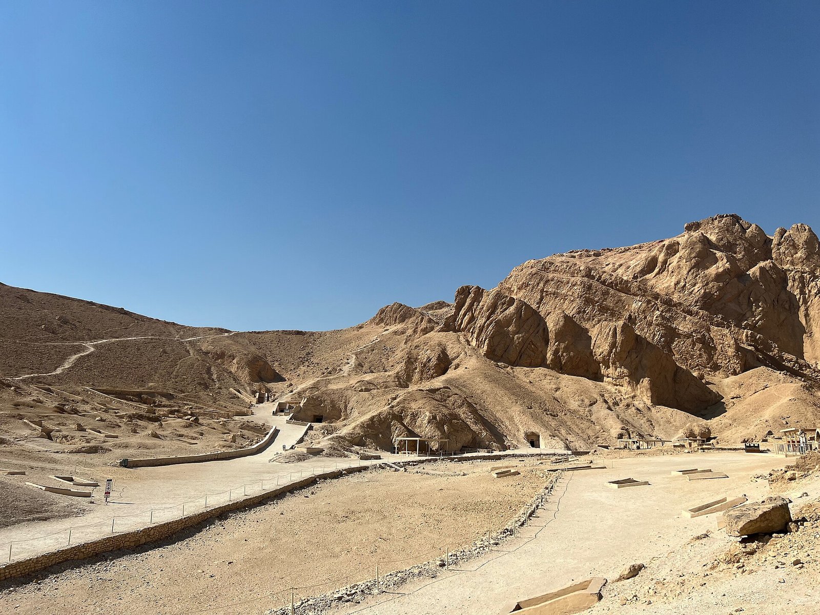 Una tomba scavata nella roccia nella Valle delle Regine