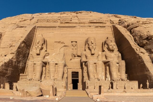 Facciata del Grande Tempio di Abu Simbel con i quattro colossi di Ramses II e il piazzale deserto