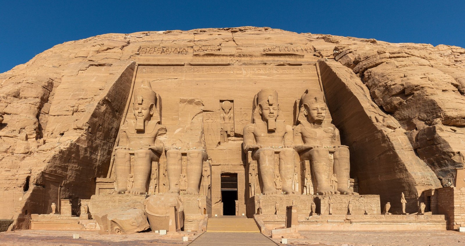 Facciata del Grande Tempio di Abu Simbel con i quattro colossi di Ramses II e il piazzale deserto
