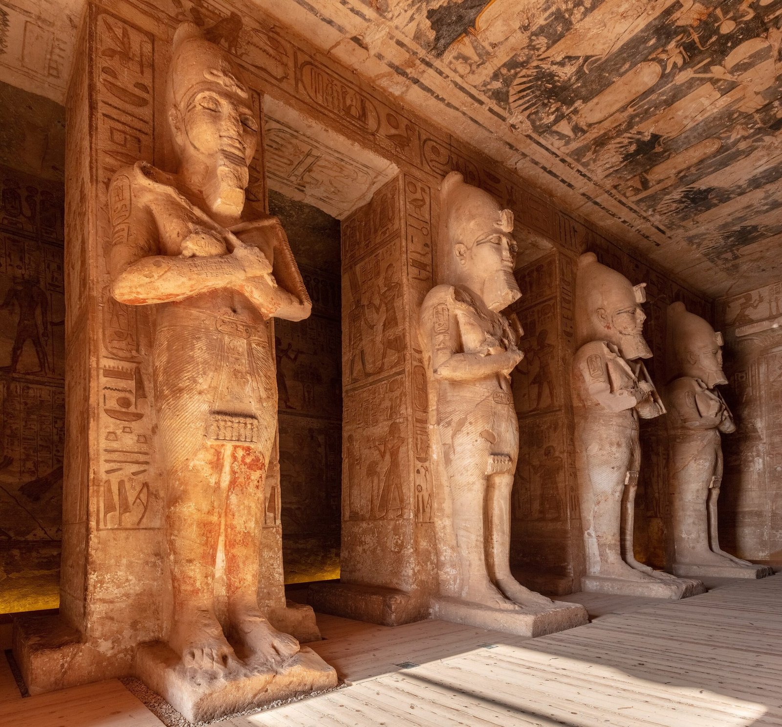 Colossi osiridi allineati nella sala ipostila del tempio di Ramses II ad Abu Simbel