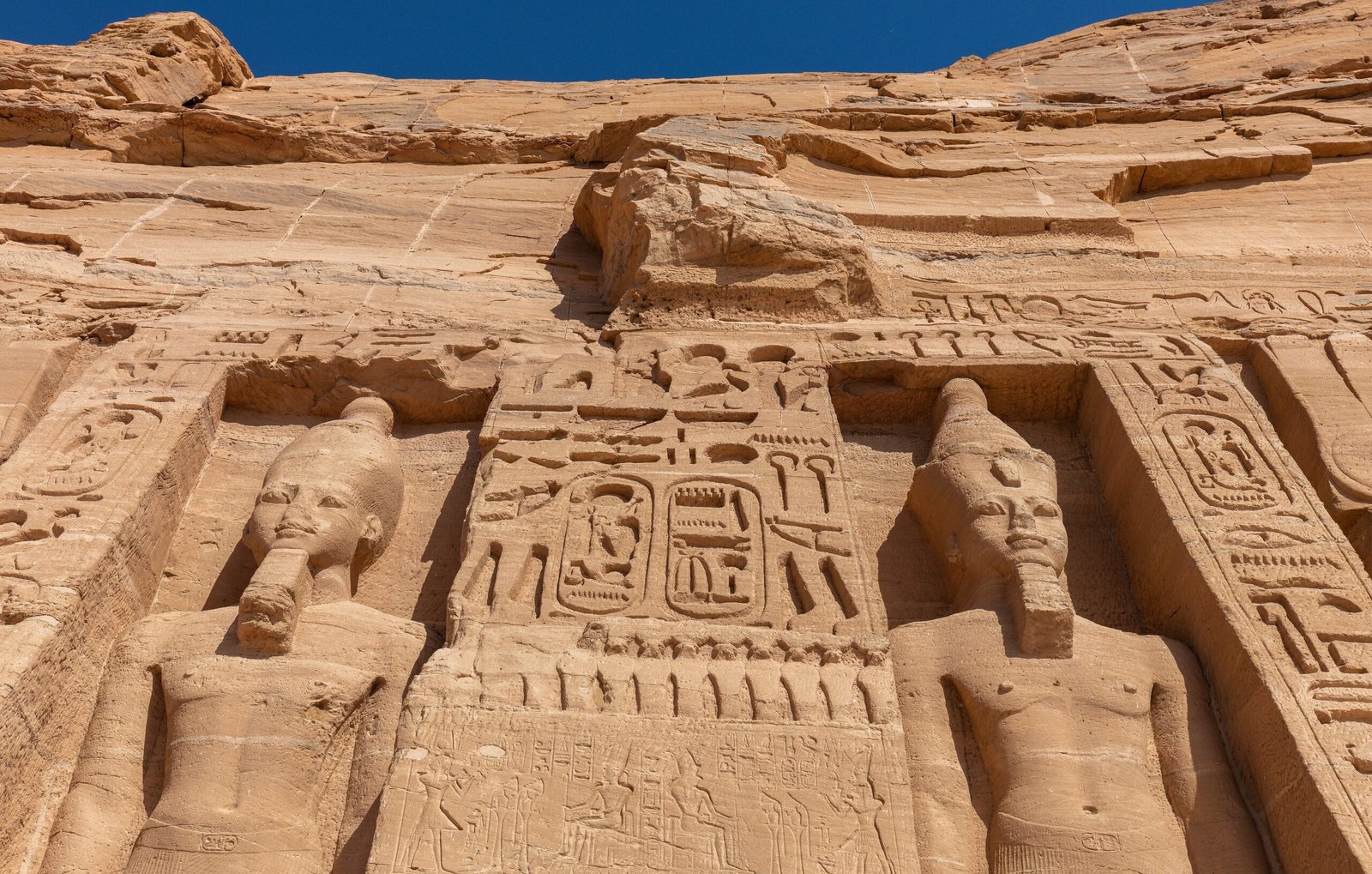 Due colossi scolpiti nella facciata del Piccolo Tempio di Abu Simbel ripresi dal basso