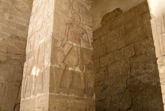 Pilastro istoriato e parete di geroglifici nella sala interna del tempio di Seti I ad Abydos