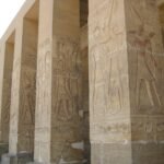 Colonnato del tempio di Seti I ad Abydos con pilastri squadrati scolpiti e ancora policromi
