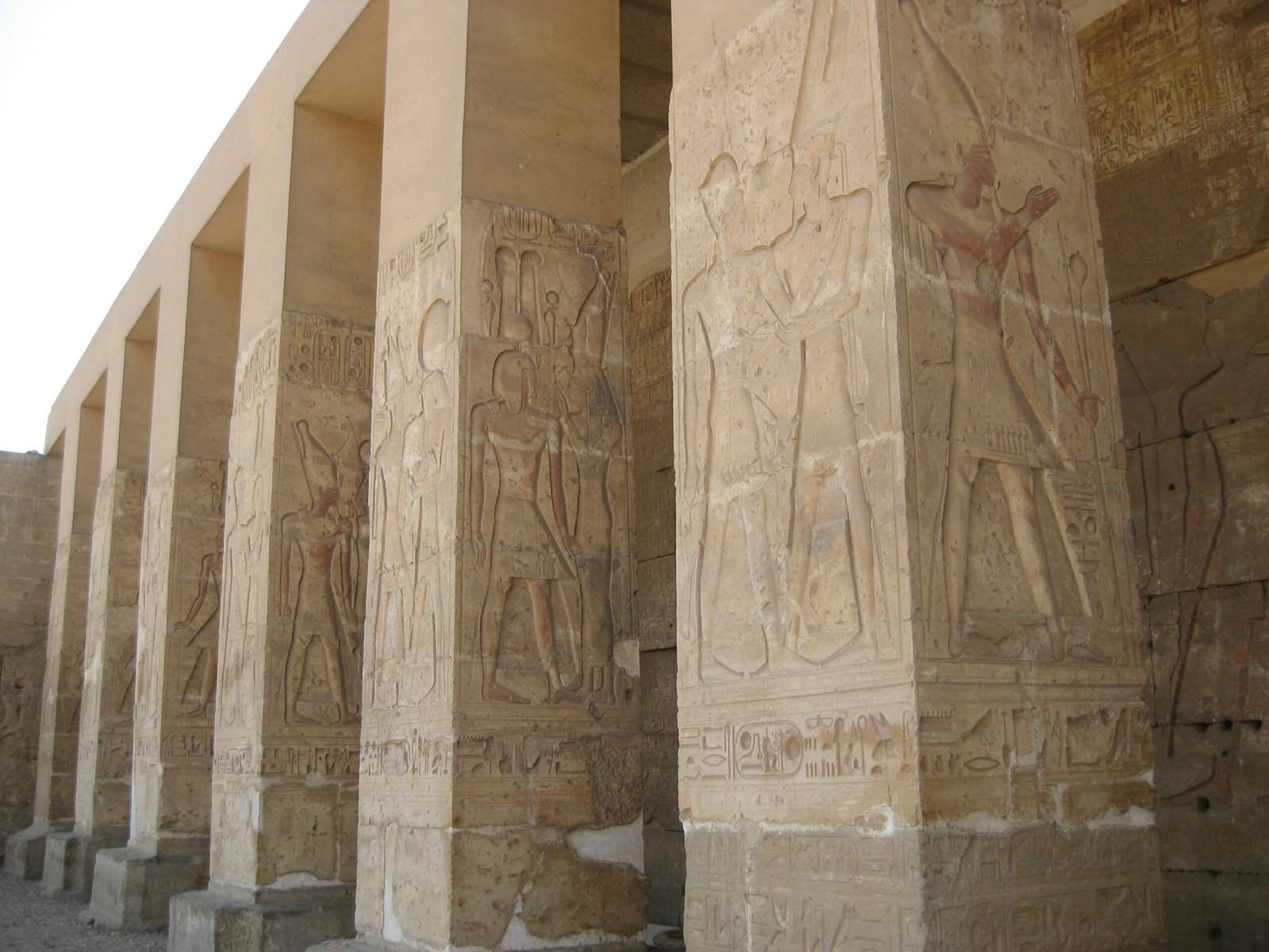 Colonnato del tempio di Seti I ad Abydos con pilastri squadrati scolpiti e ancora policromi