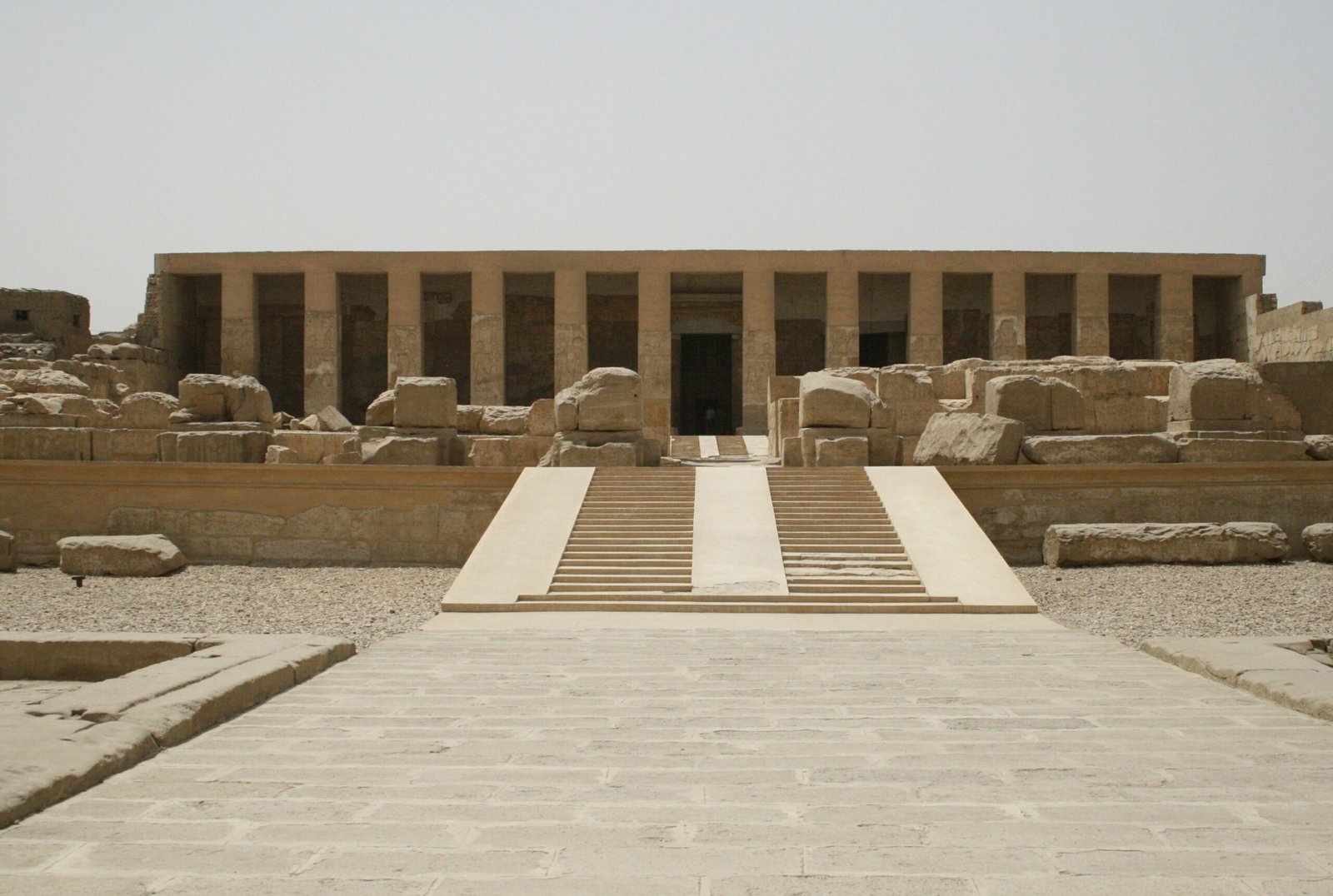 Il tempio di Seti I ad Abydos visto di fronte, oltre la scalinata e i blocchi del cortile