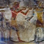 Rilievo dipinto del tempio di Seti I ad Abydos con il faraone che offre incenso a una divinità