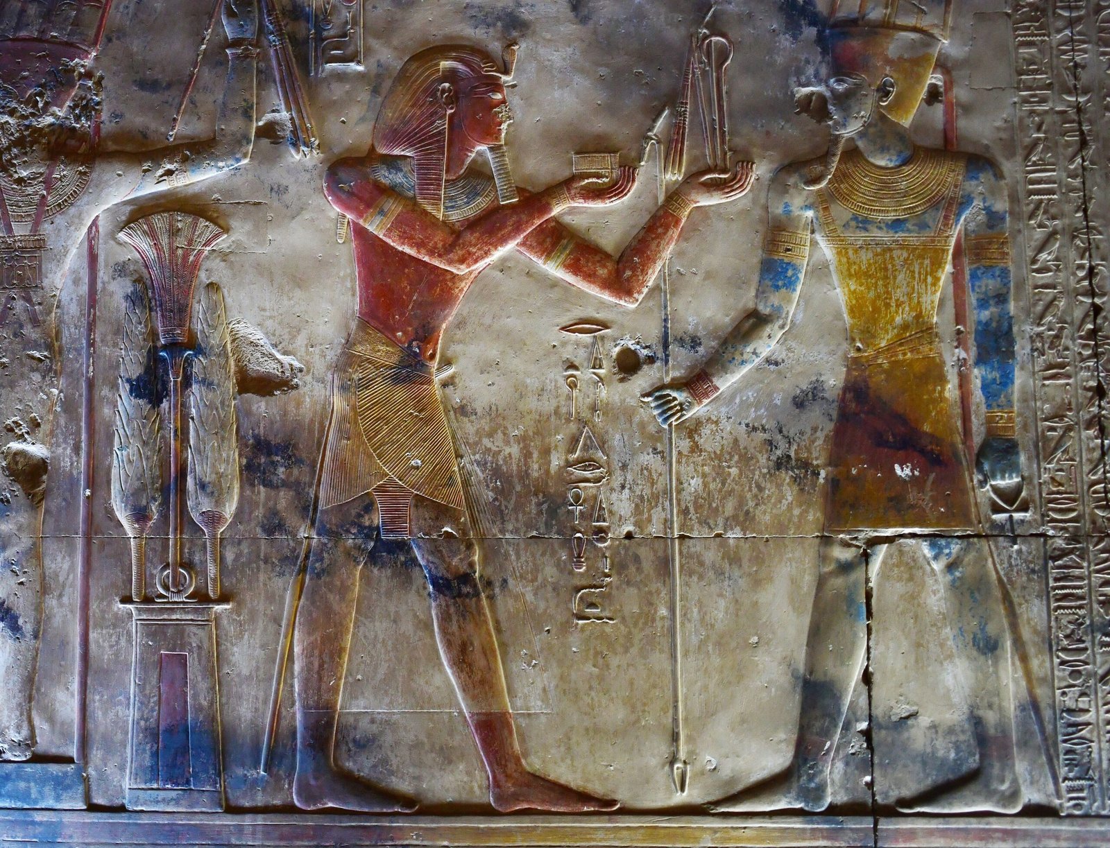 Rilievo dipinto del tempio di Seti I ad Abydos con il faraone che offre incenso a una divinità