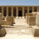 Facciata a pilastri del tempio di Seti I ad Abydos vista tra i blocchi caduti del cortile