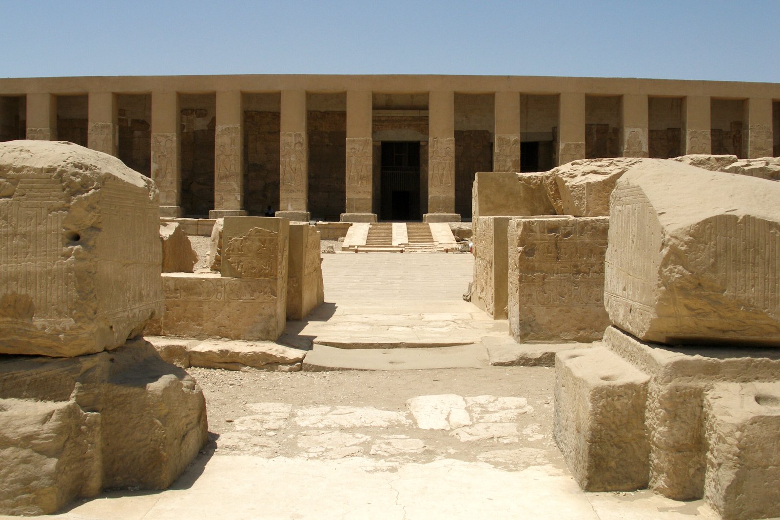 Facciata a pilastri del tempio di Seti I ad Abydos vista tra i blocchi caduti del cortile