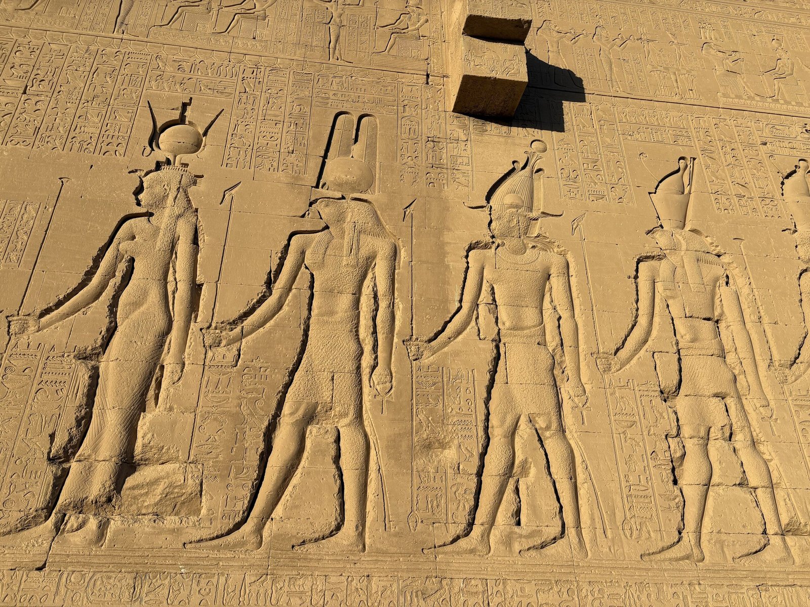 Rilievo esterno del tempio di Dendera con quattro divinità scolpite nella pietra