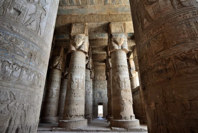 Colonne hathoriche e soffitto dipinto nella sala ipostila del tempio di Hathor a Dendera