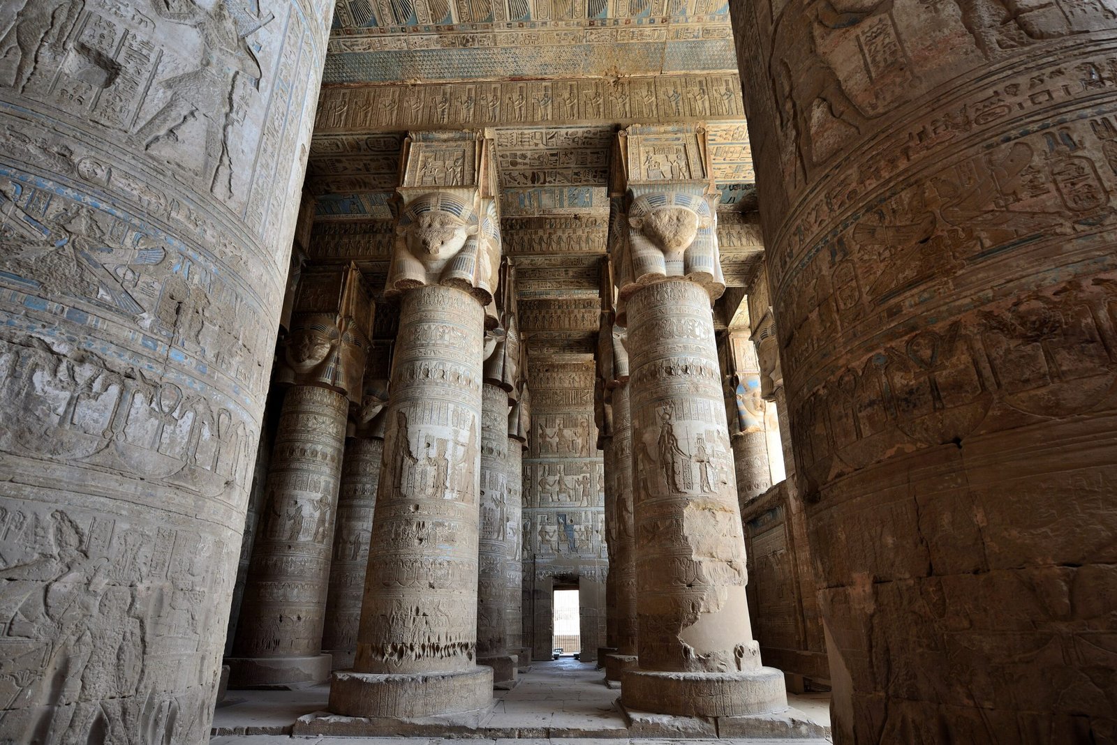 Colonne hathoriche e soffitto dipinto nella sala ipostila del tempio di Hathor a Dendera