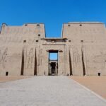 Il pilone del tempio di Horus a Edfu visto di fronte, con la strada lastricata e i falchi in pietra