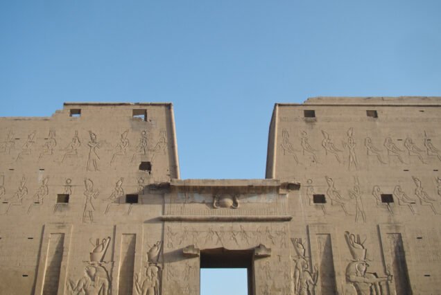 Il pilone del tempio di Horus a Edfu con il disco solare alato inciso sopra il portale