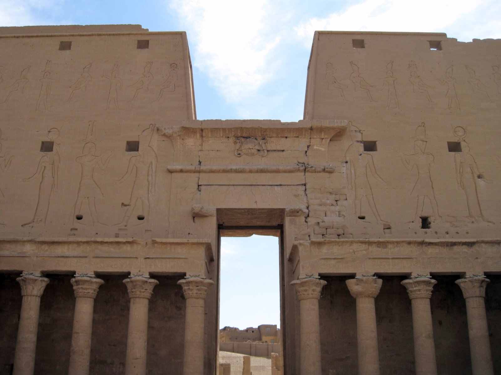 Il portale del pilone di Edfu visto dal cortile, incorniciato dai capitelli del colonnato