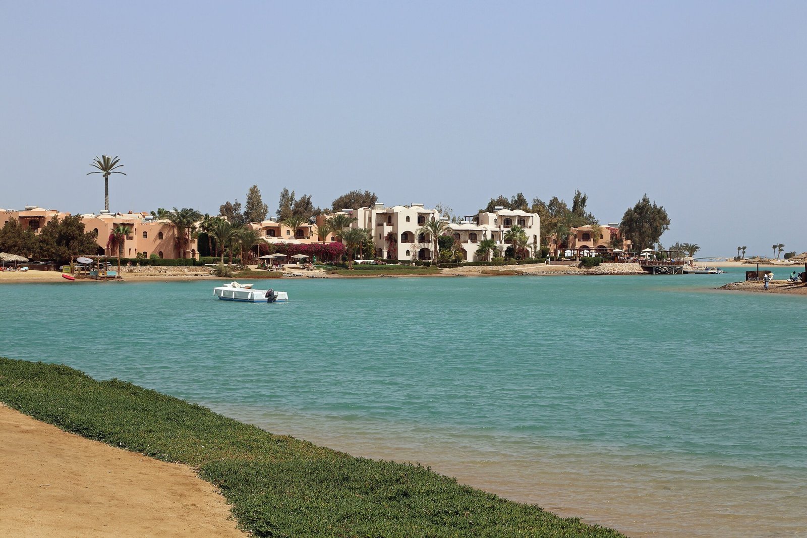 La laguna di El Gouna con la barca e le case basse, i quattro giorni di mare che chiudono il viaggio