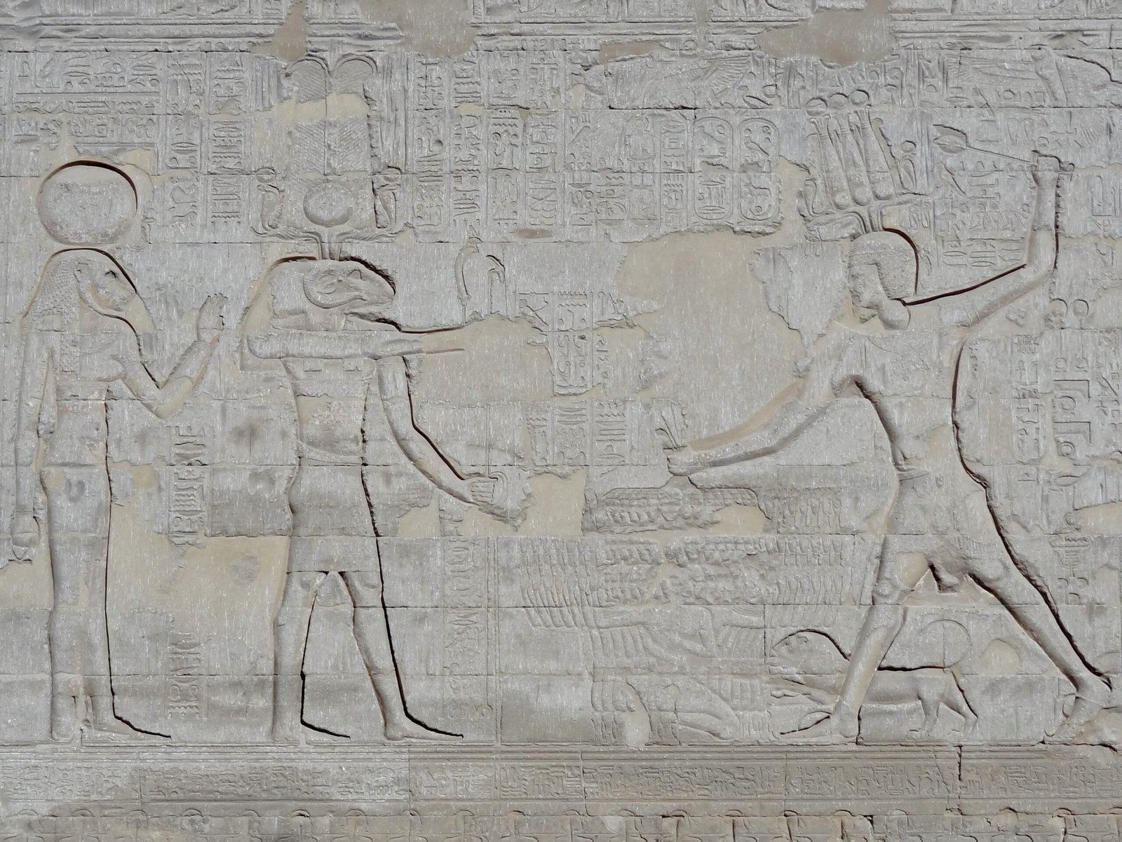 Rilievo in arenaria sulla parete del tempio di Esna con Khnum dalla testa di ariete